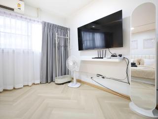 4 guests condo near Impact, Wi-Fi & washer C5 - 1