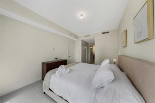 Stylish Studio in Downtown Doral - Resort Pool - 1