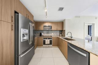 Stylish Studio in Downtown Doral - Resort Pool - 6