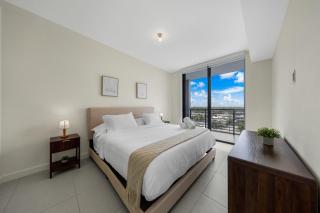Stylish Studio in Downtown Doral - Resort Pool - 7