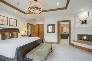 Platinum 3 Bedroom Vacation Rental In The Heart Of Vail That Includes Ski Valet, Ski Deck, Rooftop Pool, Panoramic Views - 2