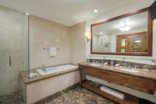 Platinum 3 Bedroom Vacation Rental In The Heart Of Vail That Includes Ski Valet, Ski Deck, Rooftop Pool, Panoramic Views - 1