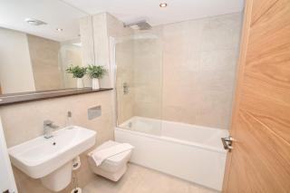 Bright & Contemporary 1 Bedroom Apartment in Leeds - 6