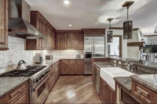 Platinum 4 Bedroom Vacation Rental In The Heart Of Vail That Includes Ski Valet, Ski Deck, Rooftop Pool, Panoramic Views - 8