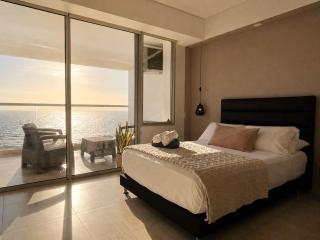 Sunset Studio, sea balcony, Piscina, 5-min Airport - 0