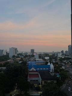 Cozy Suite near Cebu Business Park with City View Balcony, Pool, Netflix-Ready Smart TV - 1