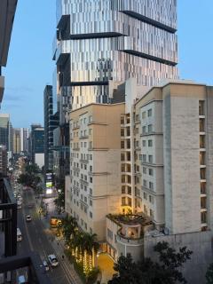 Cozy Suite near Cebu Business Park with City View Balcony, Pool, Netflix-Ready Smart TV - 2