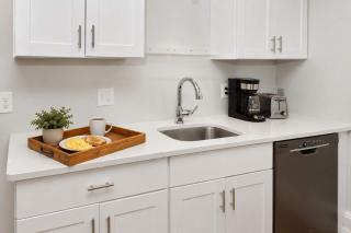 Jennifer's Cozy Apt Near Brown w In Unit Laundry - 2