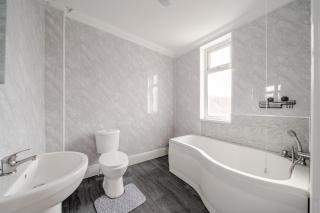 Cosy Hartlepool Home Sleeps 5 Pet Friendly WiFi - 1