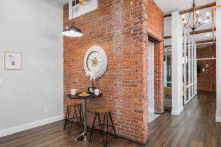 Jennifer's Historic Loft Glass Bedroom - Providence - 6