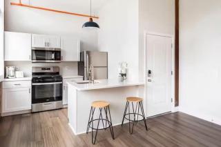 Jennifer's Historic Loft Glass Bedroom - Providence - 4