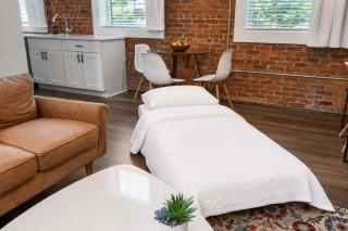 Jennifer's Stylish Downtown Brick Foundry Escape - 4