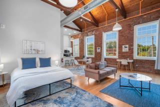 Jennifer's Riverfront Loft State House Views - 0