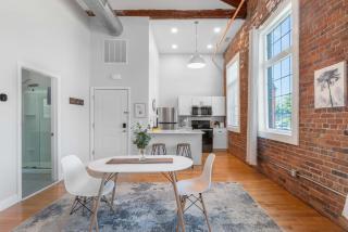 Jennifer's Riverfront Loft State House Views - 4