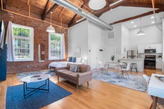 Jennifer's Riverfront Loft State House Views - 2