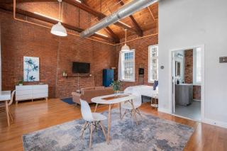 Jennifer's Riverfront Loft State House Views - 3