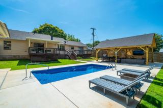6 Bed Lakefront House w Pool Fire pit Ping Pong - 0