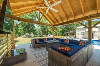 6 Bed Lakefront House w Pool Fire pit Ping Pong - 9