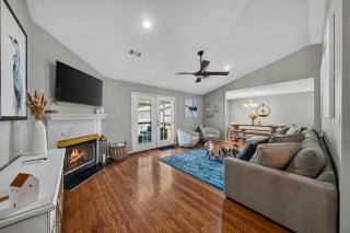 6 Bed Lakefront House w Pool Fire pit Ping Pong - 8