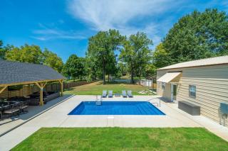 6 Bed Lakefront House w Pool Fire pit Ping Pong - 3