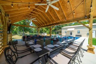 6 Bed Lakefront House w Pool Fire pit Ping Pong - 1
