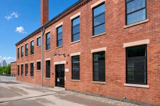 Jennifer's Historic Loft Glass Bedroom - Providence - 7