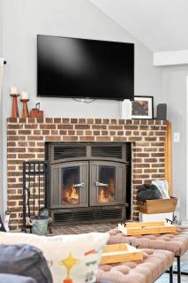 Mountain Views w Fire Pit Deck Grill & Amenities - 2