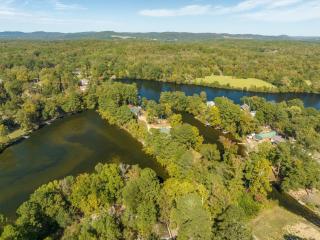 Lakeside Chalet w Game Room & Private Boat Slip - 8