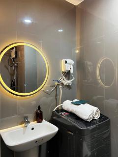 Central Makati City View with Fast WiFi and Netflix - 4