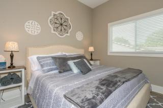 Walk to Restaurants King Bed Free Parking - 3