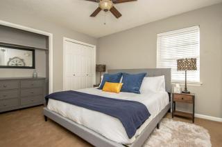 Hillcrest Apt with King Bed & Free Parking - 7