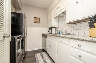 Hillcrest Apt with King Bed & Free Parking - 6