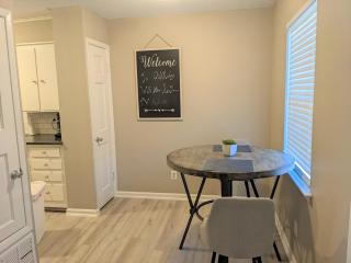 Hillcrest Apt with King Bed & Free Parking - 4
