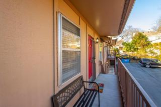 Hillcrest Apt with King Bed & Free Parking - 3