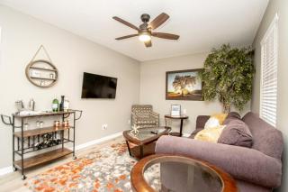 A Hillcrest Harbor for Couples or Digital Nomads - 4