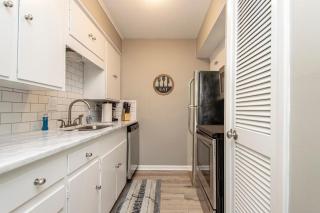 A Hillcrest Harbor for Couples or Digital Nomads - 2