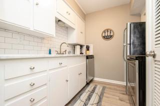 A Hillcrest Harbor for Couples or Digital Nomads - 1