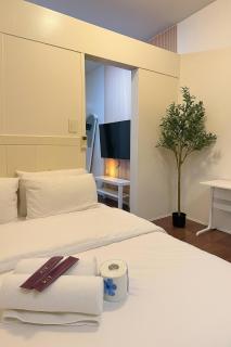 Fully Furnished Makati Condo with FAST Wi-Fi and Queen Bed - 7
