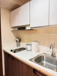 Fully Furnished Makati Condo with FAST Wi-Fi and Queen Bed - 4