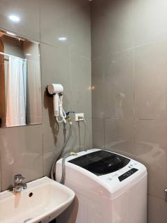 Fully Furnished Makati Condo with FAST Wi-Fi and Queen Bed - 2