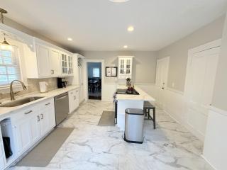 Prime West Hartford Center Location: Historic Gem - 3