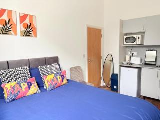 Studio6, ensuite, kitchenete ,Parking, Special Discounts, Contractors, NHS, Families - 0