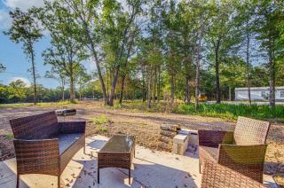 7 Mi to Lucas Oil Speedway! Home w/ Patio & Yard - 8
