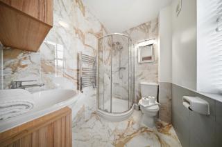 Charming 5BR House | Large Garden & Comfort - 6
