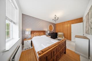 Charming 5BR House | Large Garden & Comfort - 1