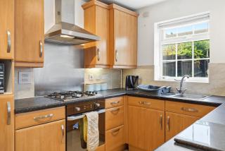 Charming 5BR House | Large Garden & Comfort - 3