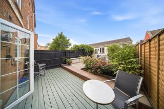 Charming 5BR House | Large Garden & Comfort - 2