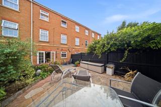 Charming 5BR House | Large Garden & Comfort - 1