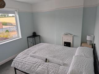2 bedroom Home near Birmingham airport NEC Amazon A45 M6 Outskirts of Coventry countryside - 0