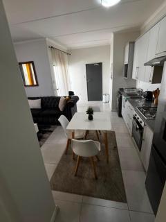 Stylish 1BR Midrand Pool, WiFi & Secure Parking - 1